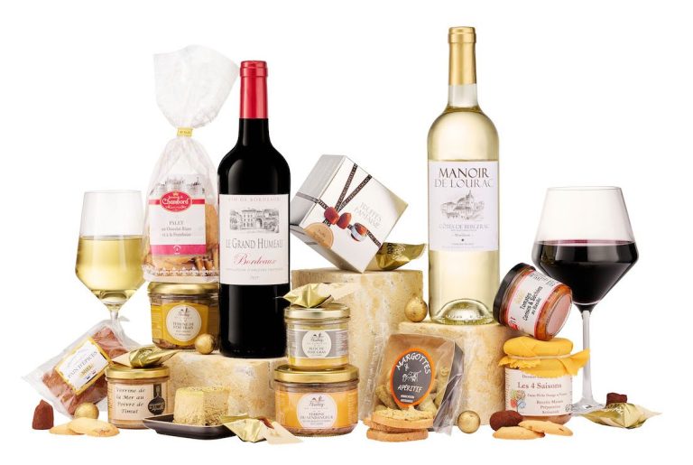 Colis gourmand. Sélection de vins rouges et blancs avec fromages, confitures et biscuits.