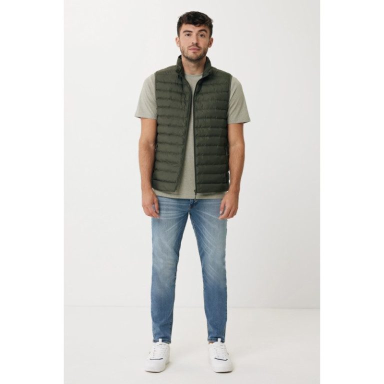 Doudoune, gilet matelassé vert, t-shirt beige et jeans clairs.