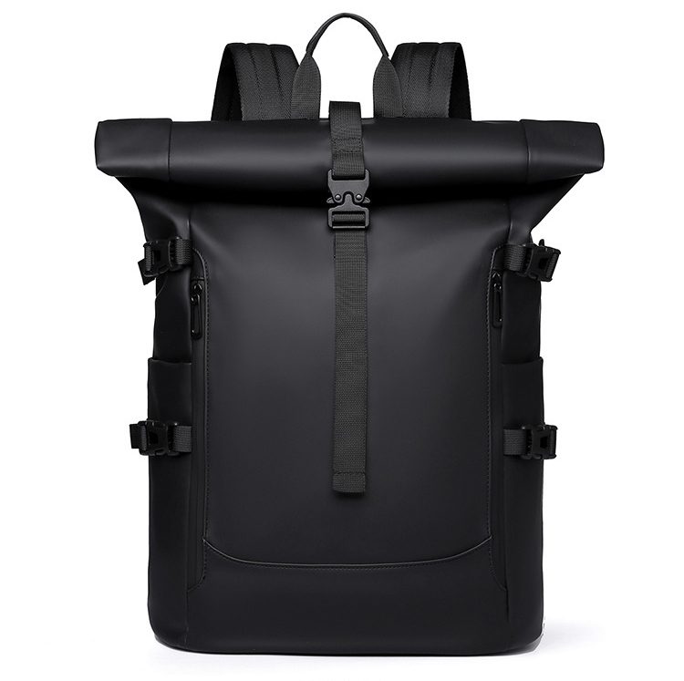 Sac à dos noir avec fermeture Rolltop et bretelles rembourrées.